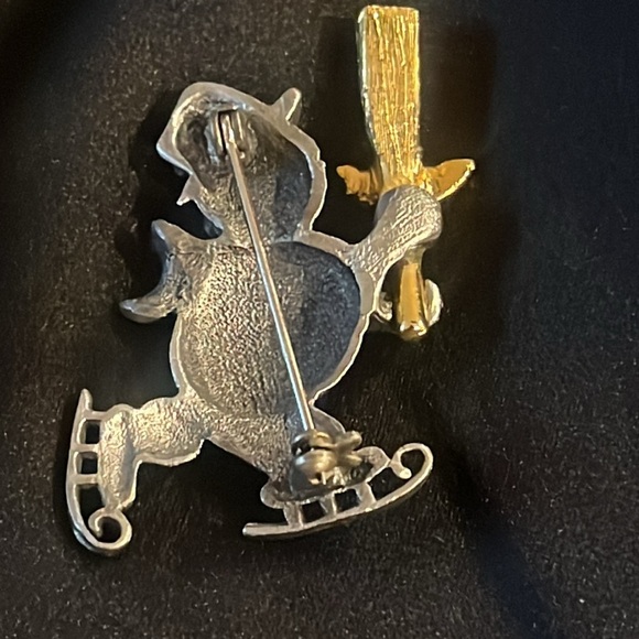 Cute snowman skating with broomstick frosty Christmas brooch - Picture 5 of 9